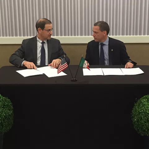 signing_mdj10202015 Image