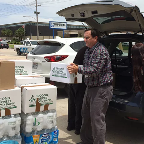 BSEE employees from the Gulf of Mexico Regional Office deliver donated food and water to a food bank in New Orleans. 